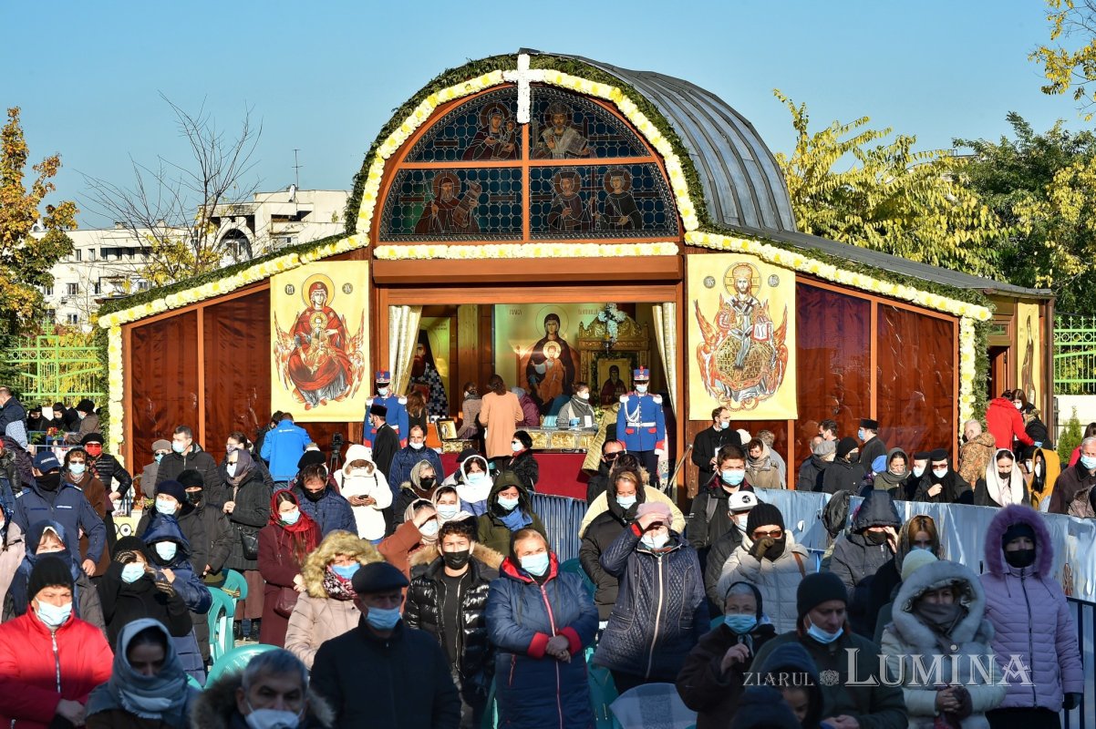 Binecuvântarea sfinților la hramul de toamnă al Catedralei Patriarhale 190786