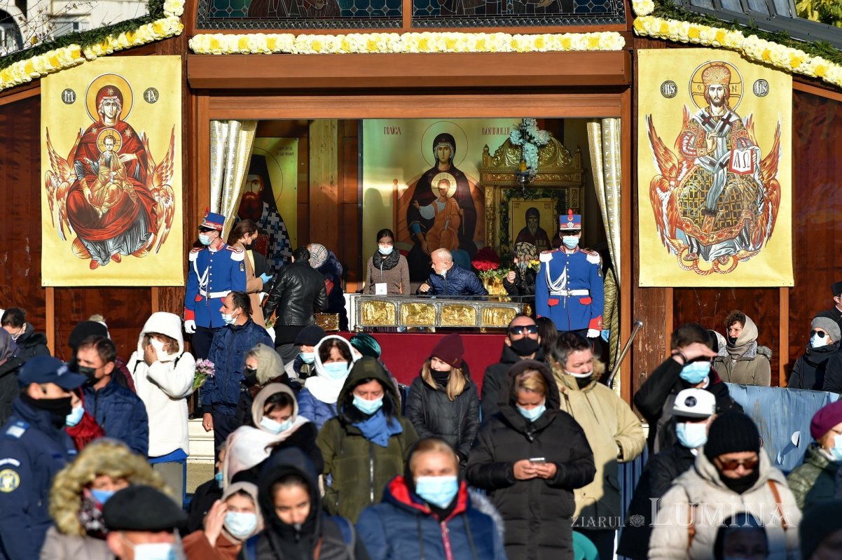 Binecuvântarea sfinților la hramul de toamnă al Catedralei Patriarhale 190789