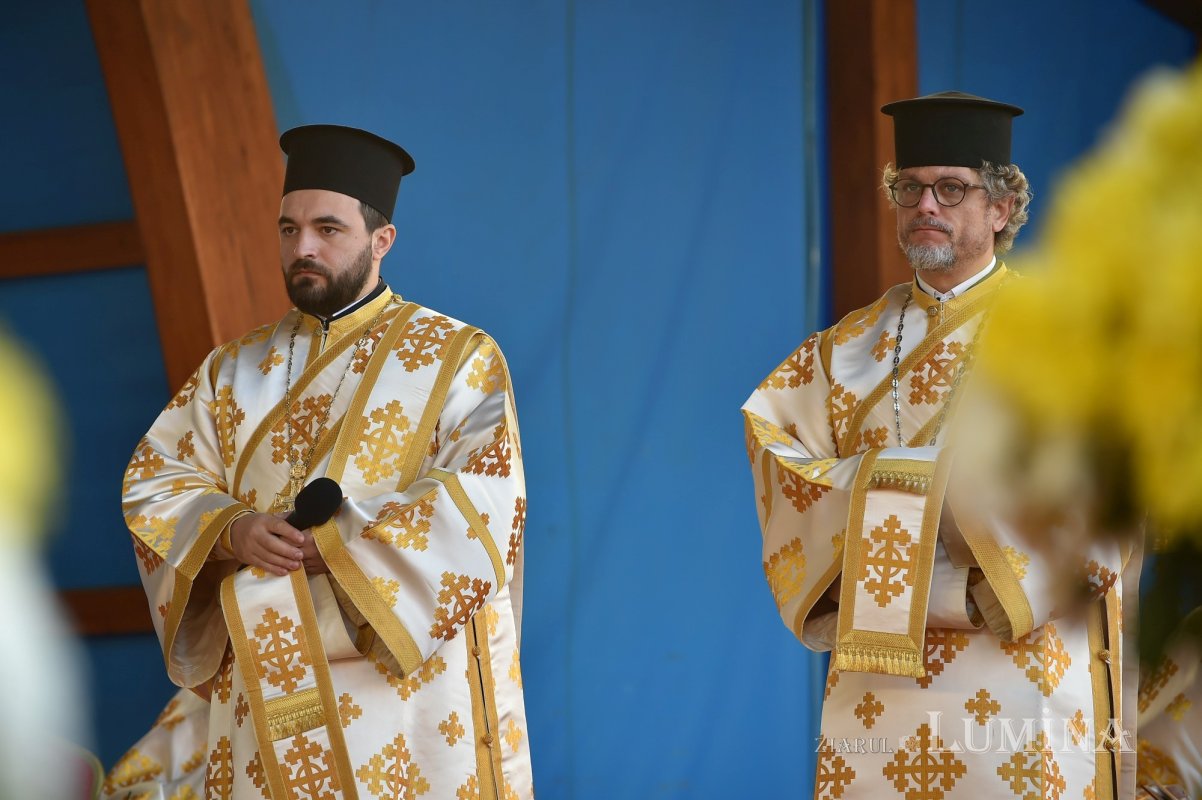 Binecuvântarea sfinților la hramul de toamnă al Catedralei Patriarhale 190795