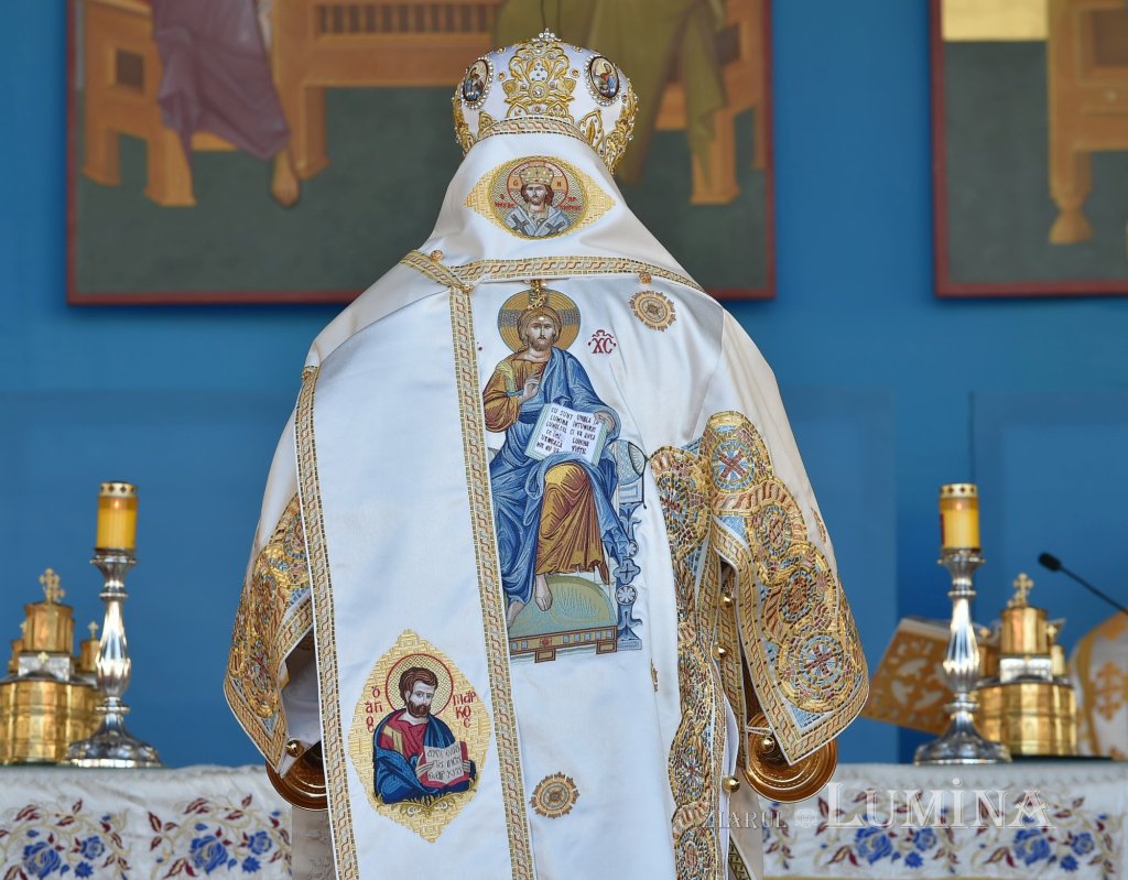 Binecuvântarea sfinților la hramul de toamnă al Catedralei Patriarhale 190797