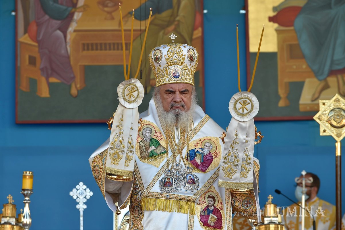 Binecuvântarea sfinților la hramul de toamnă al Catedralei Patriarhale 190798