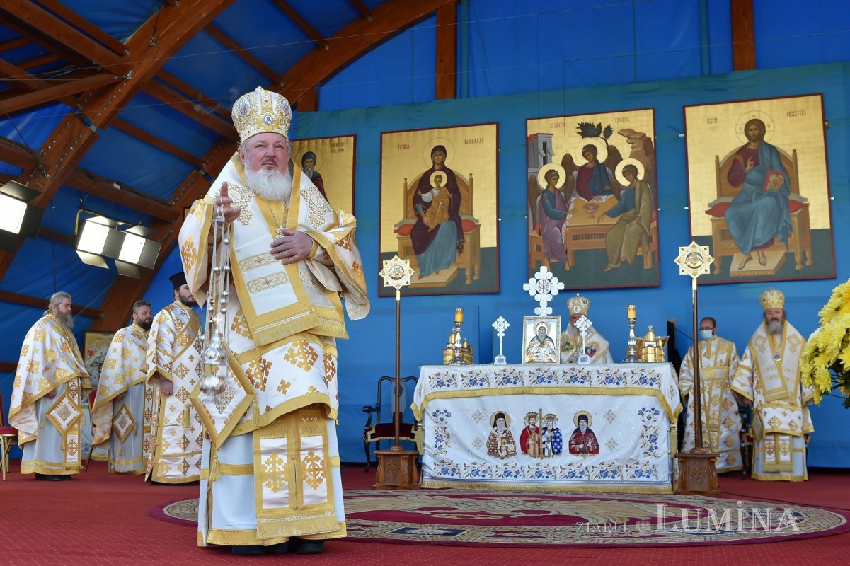 Binecuvântarea sfinților la hramul de toamnă al Catedralei Patriarhale 190799