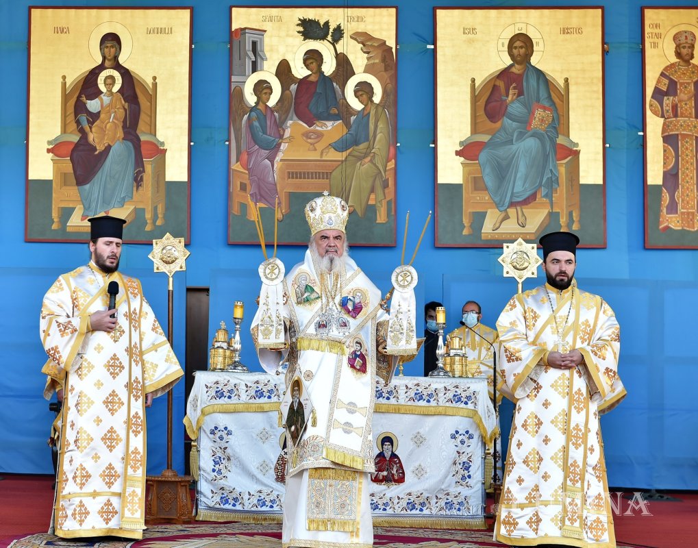 Binecuvântarea sfinților la hramul de toamnă al Catedralei Patriarhale 190801