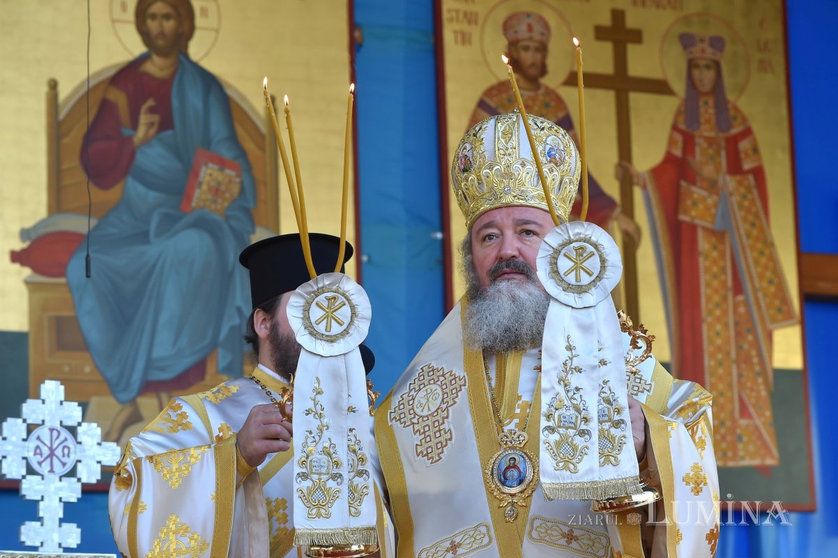 Binecuvântarea sfinților la hramul de toamnă al Catedralei Patriarhale 190802