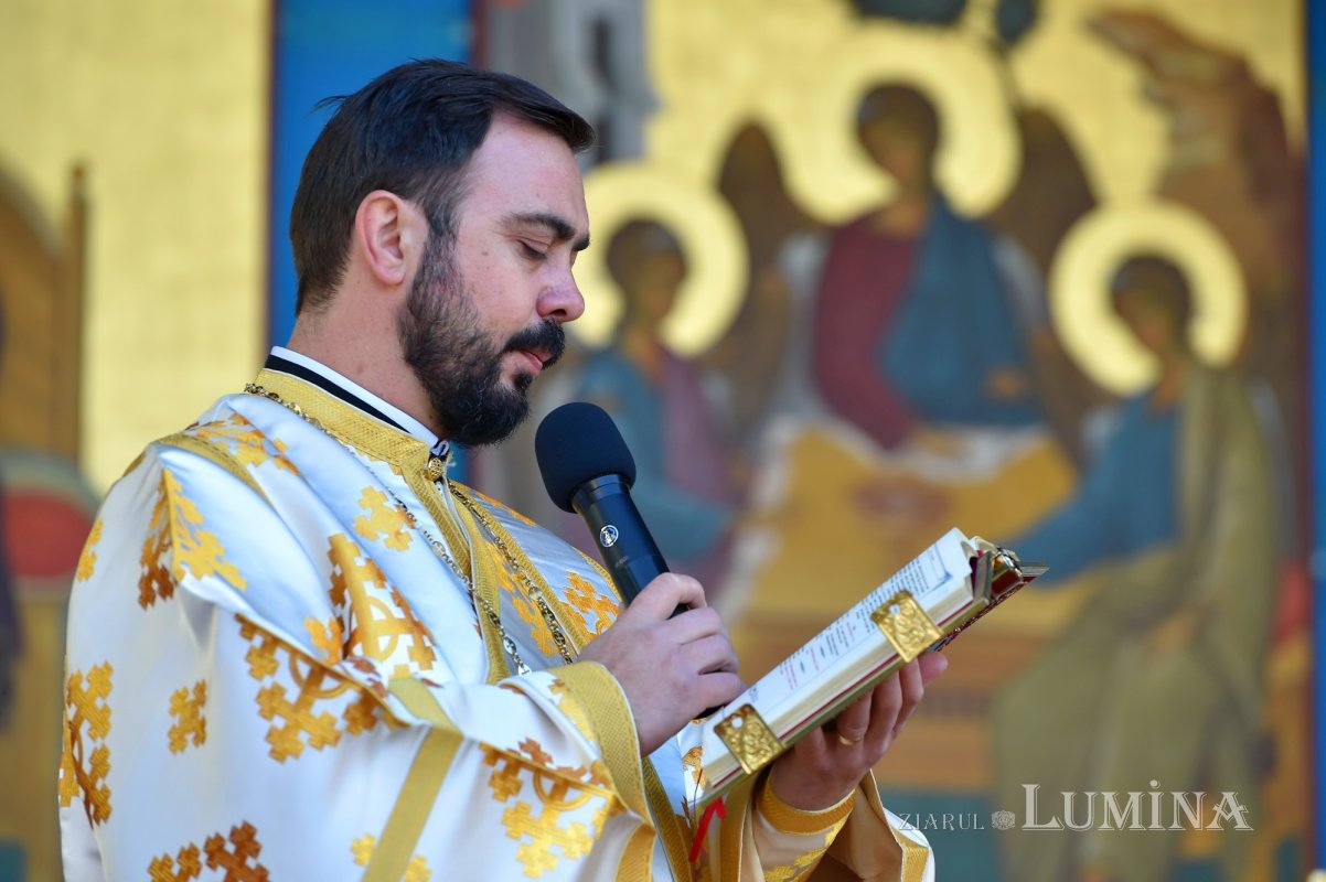 Binecuvântarea sfinților la hramul de toamnă al Catedralei Patriarhale 190804