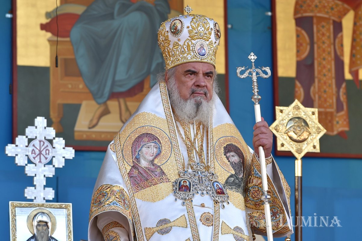 Binecuvântarea sfinților la hramul de toamnă al Catedralei Patriarhale 190806