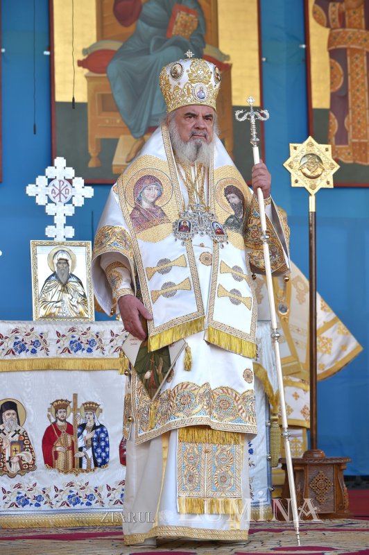 Binecuvântarea sfinților la hramul de toamnă al Catedralei Patriarhale 190807