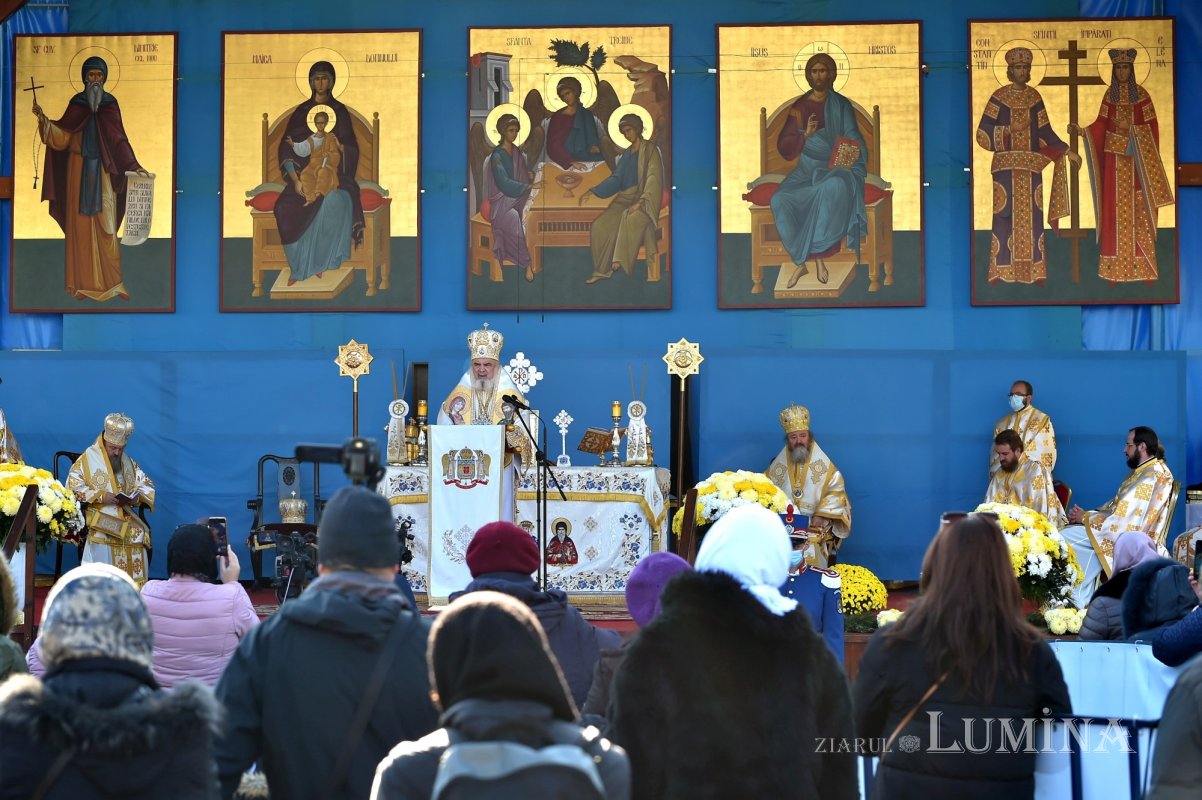 Binecuvântarea sfinților la hramul de toamnă al Catedralei Patriarhale 190808