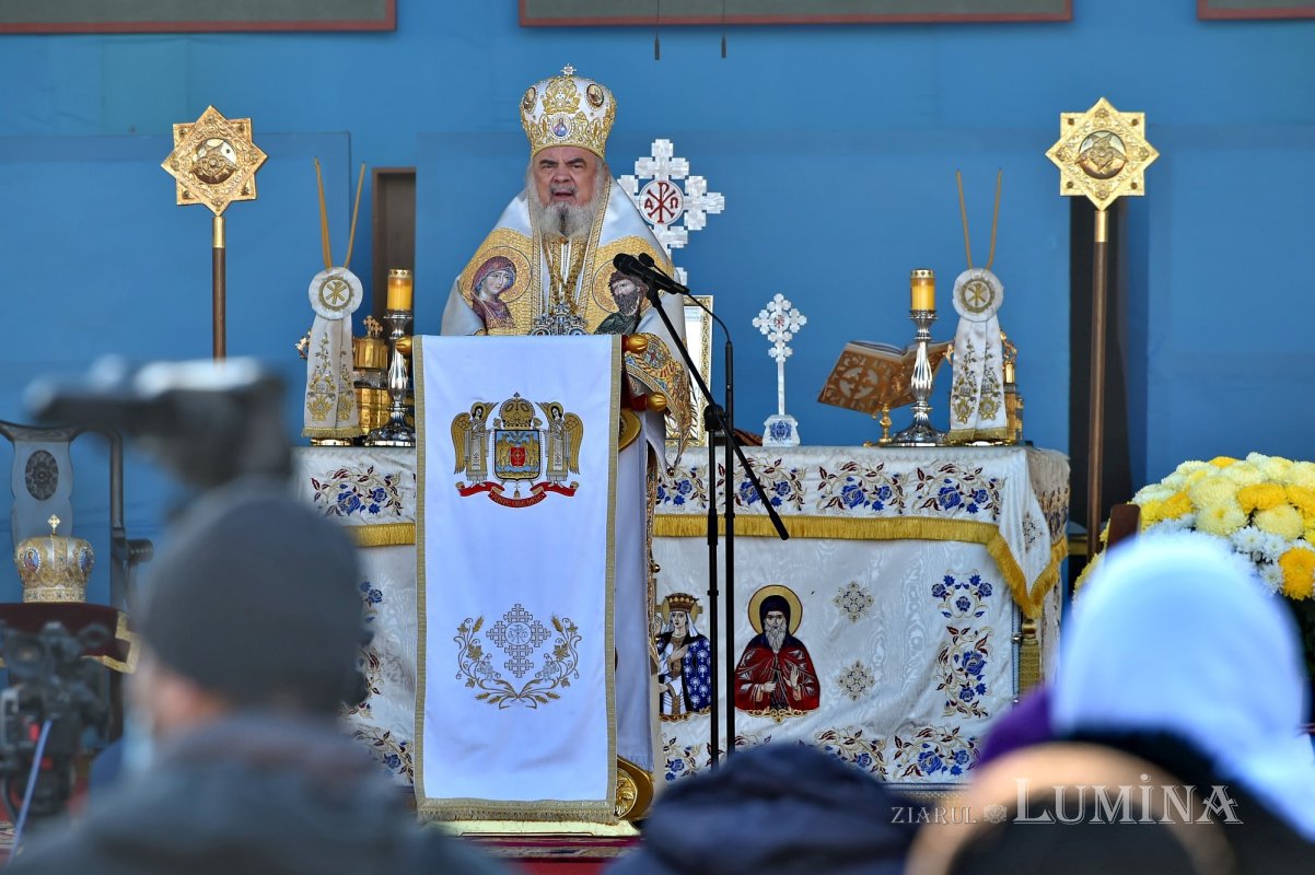 Binecuvântarea sfinților la hramul de toamnă al Catedralei Patriarhale 190809