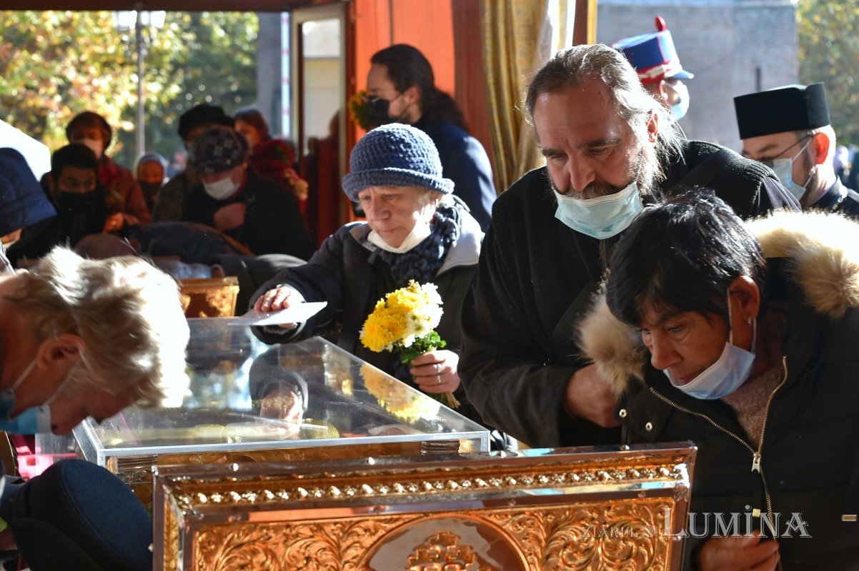 Binecuvântarea sfinților la hramul de toamnă al Catedralei Patriarhale 190811