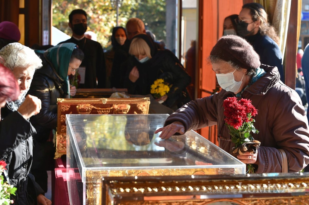 Binecuvântarea sfinților la hramul de toamnă al Catedralei Patriarhale 190812
