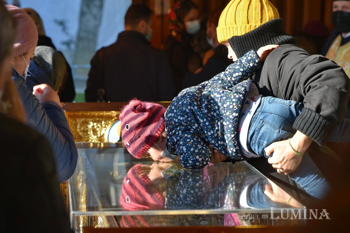 Binecuvântarea sfinților la hramul de toamnă al Catedralei Patriarhale 190813