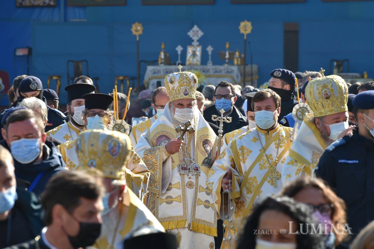 Binecuvântarea sfinților la hramul de toamnă al Catedralei Patriarhale 190822