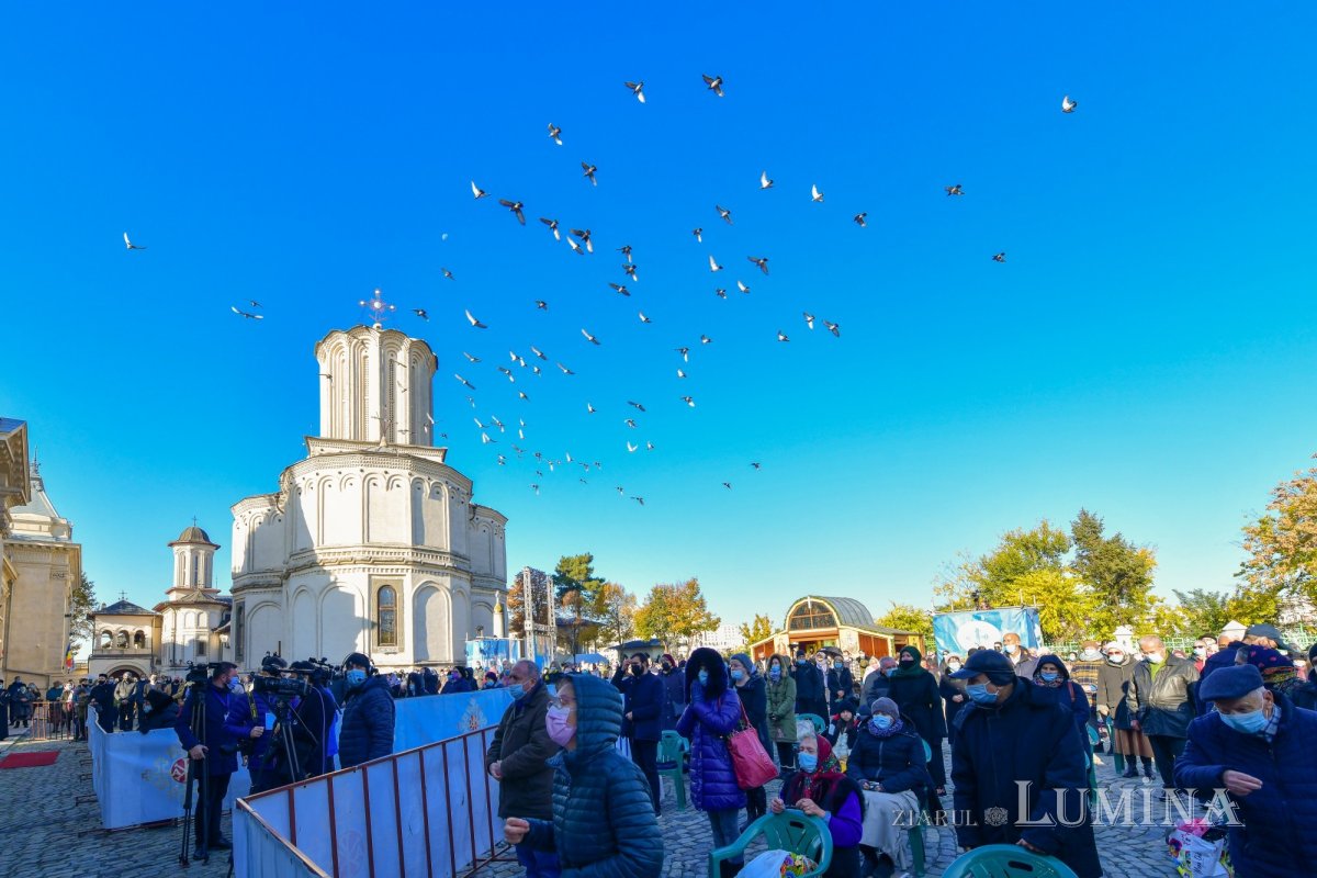 Binecuvântarea sfinților la hramul de toamnă al Catedralei Patriarhale 190826
