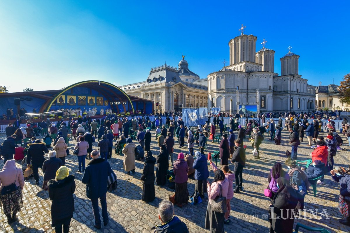 Binecuvântarea sfinților la hramul de toamnă al Catedralei Patriarhale 190829