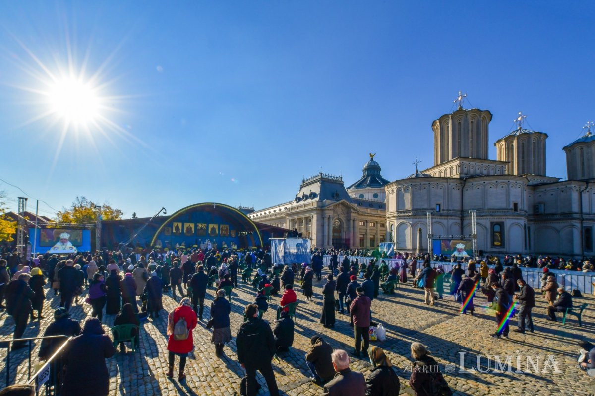 Binecuvântarea sfinților la hramul de toamnă al Catedralei Patriarhale 190831