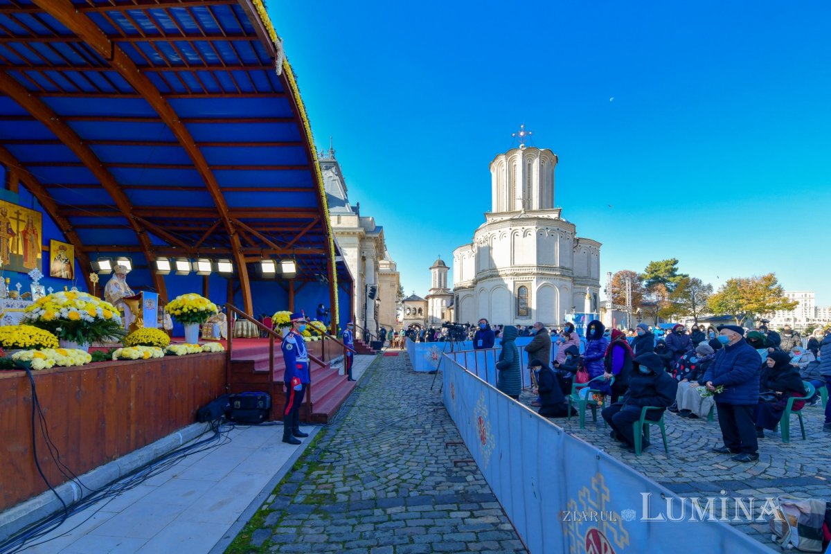 Binecuvântarea sfinților la hramul de toamnă al Catedralei Patriarhale 190834