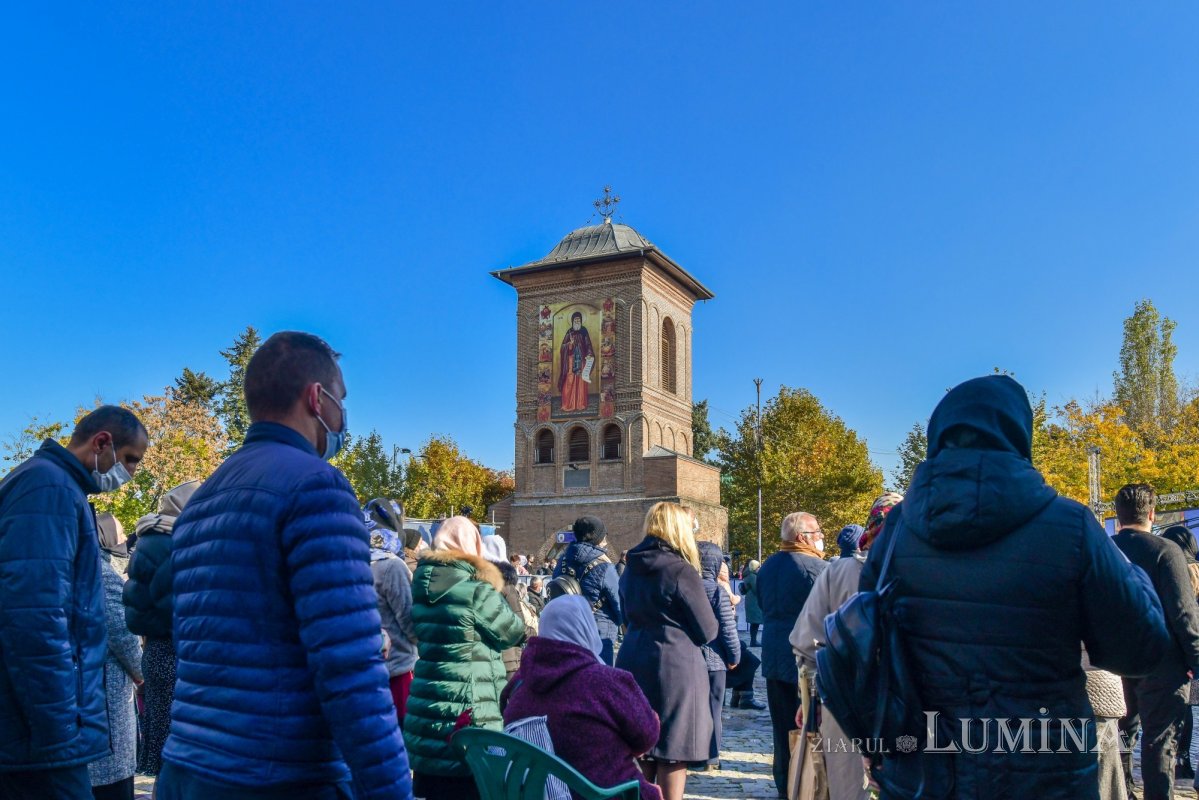 Binecuvântarea sfinților la hramul de toamnă al Catedralei Patriarhale 190835