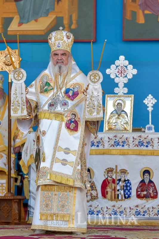 Binecuvântarea sfinților la hramul de toamnă al Catedralei Patriarhale 190837