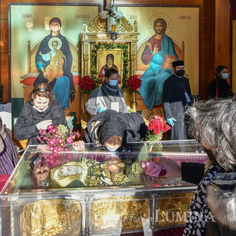 Binecuvântarea sfinților la hramul de toamnă al Catedralei Patriarhale 190844