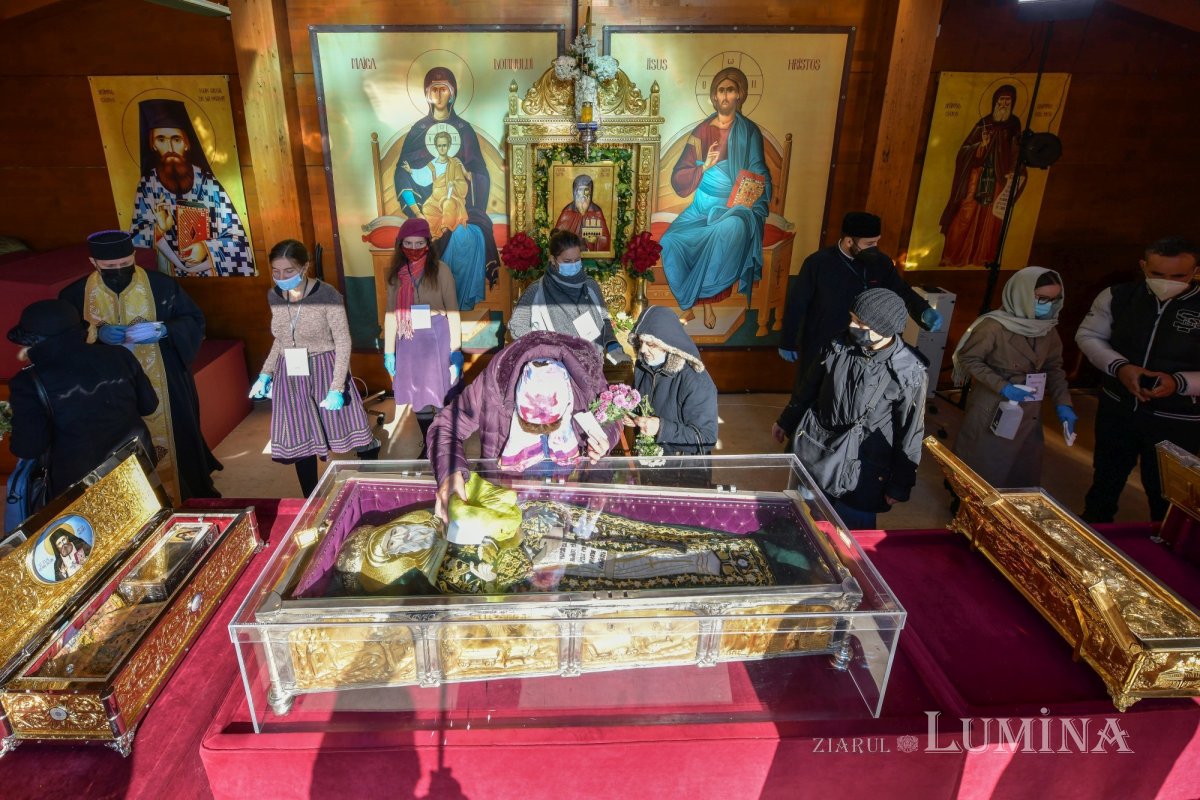 Binecuvântarea sfinților la hramul de toamnă al Catedralei Patriarhale 190846