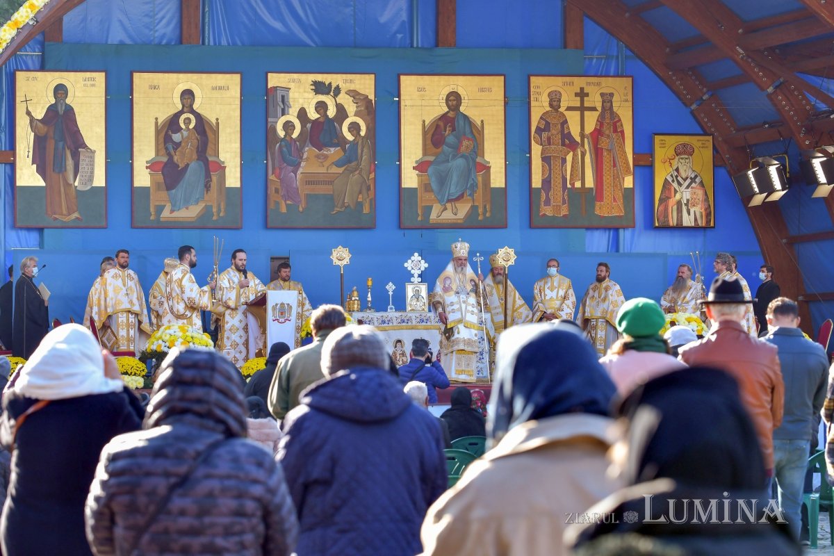 Binecuvântarea sfinților la hramul de toamnă al Catedralei Patriarhale 190853