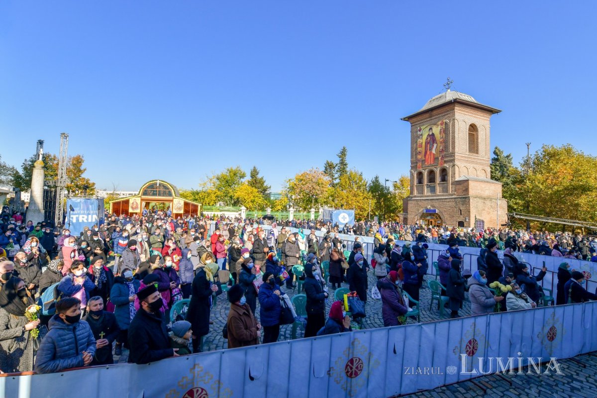 Binecuvântarea sfinților la hramul de toamnă al Catedralei Patriarhale 190854