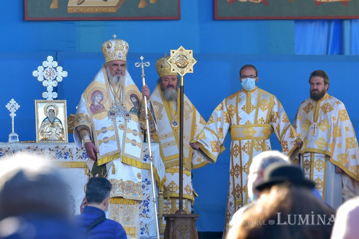 Binecuvântarea sfinților la hramul de toamnă al Catedralei Patriarhale 190855