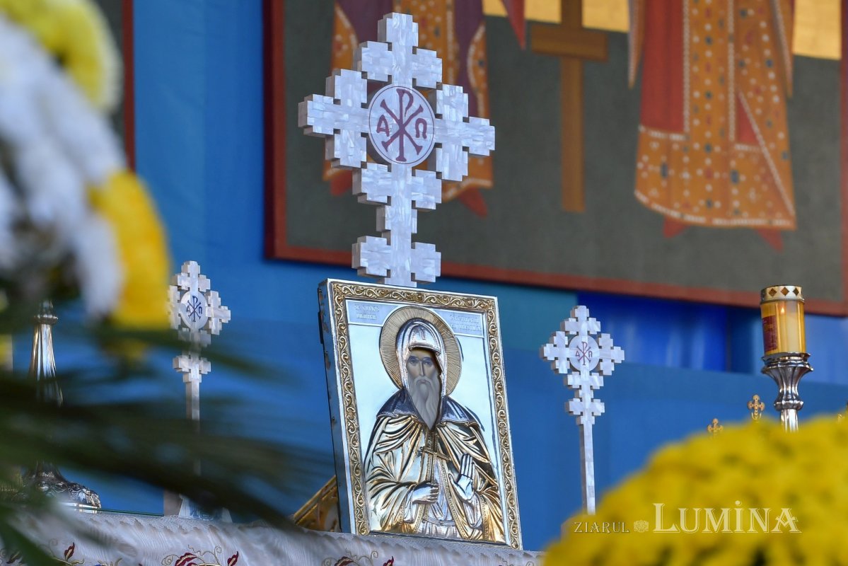 Binecuvântarea sfinților la hramul de toamnă al Catedralei Patriarhale 190863