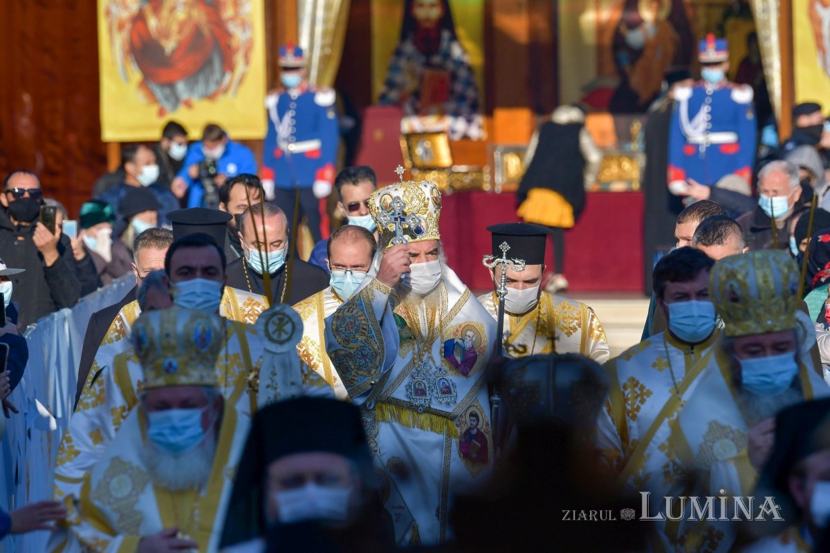 Binecuvântarea sfinților la hramul de toamnă al Catedralei Patriarhale 190869