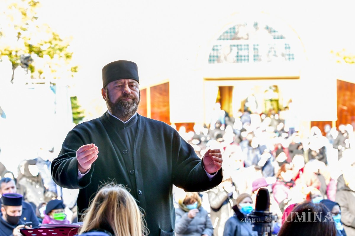Binecuvântarea sfinților la hramul de toamnă al Catedralei Patriarhale 190872
