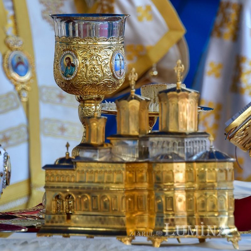 Binecuvântarea sfinților la hramul de toamnă al Catedralei Patriarhale 190878