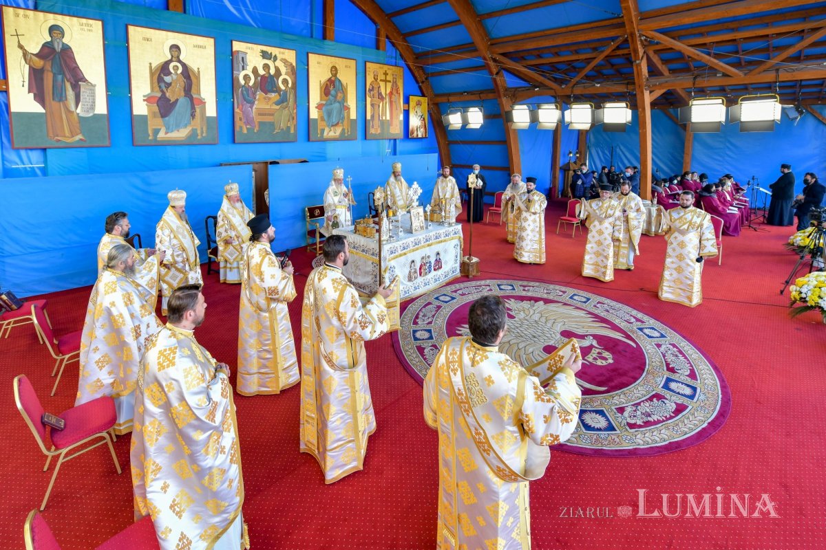 Binecuvântarea sfinților la hramul de toamnă al Catedralei Patriarhale 190880