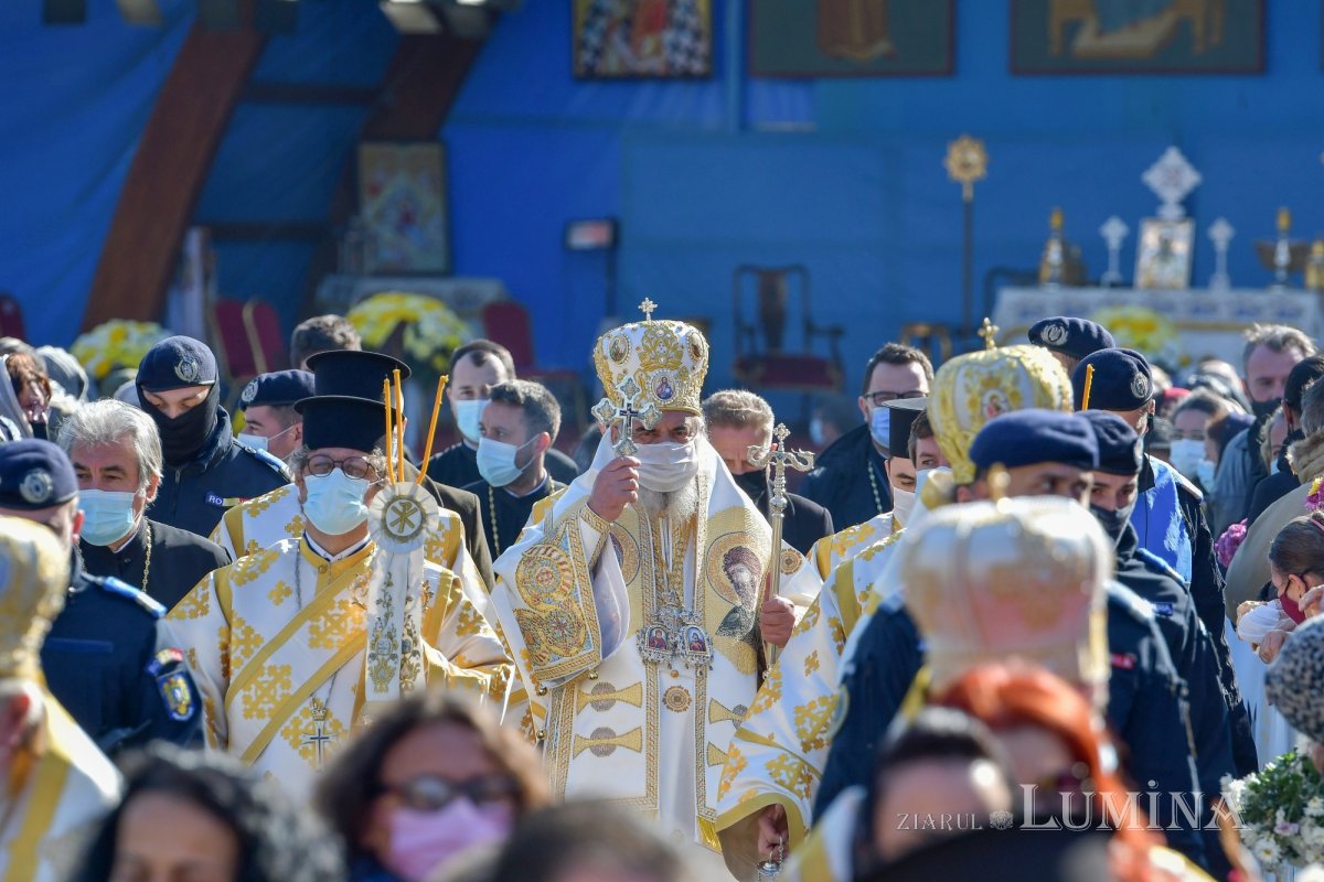 Binecuvântarea sfinților la hramul de toamnă al Catedralei Patriarhale 190881