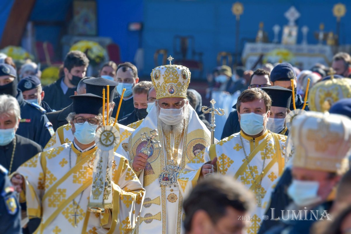 Binecuvântarea sfinților la hramul de toamnă al Catedralei Patriarhale 190882