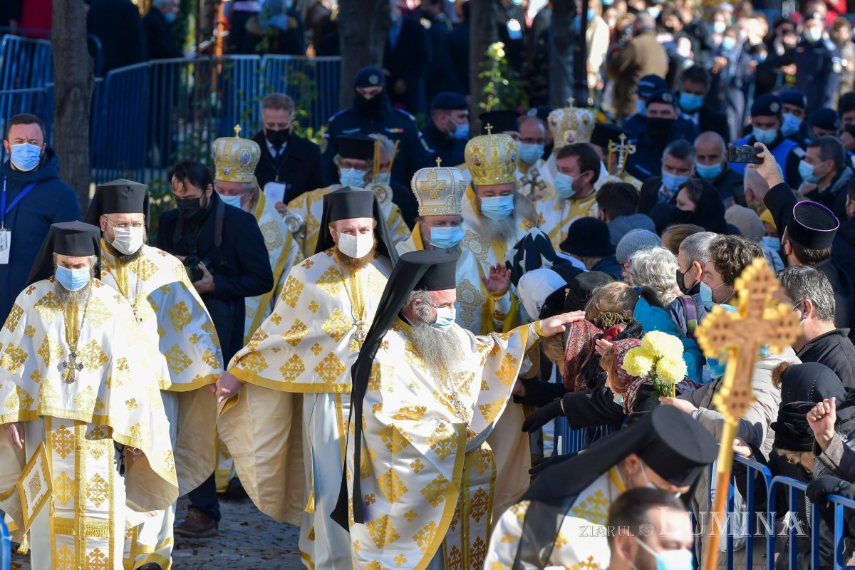 Binecuvântarea sfinților la hramul de toamnă al Catedralei Patriarhale 190884