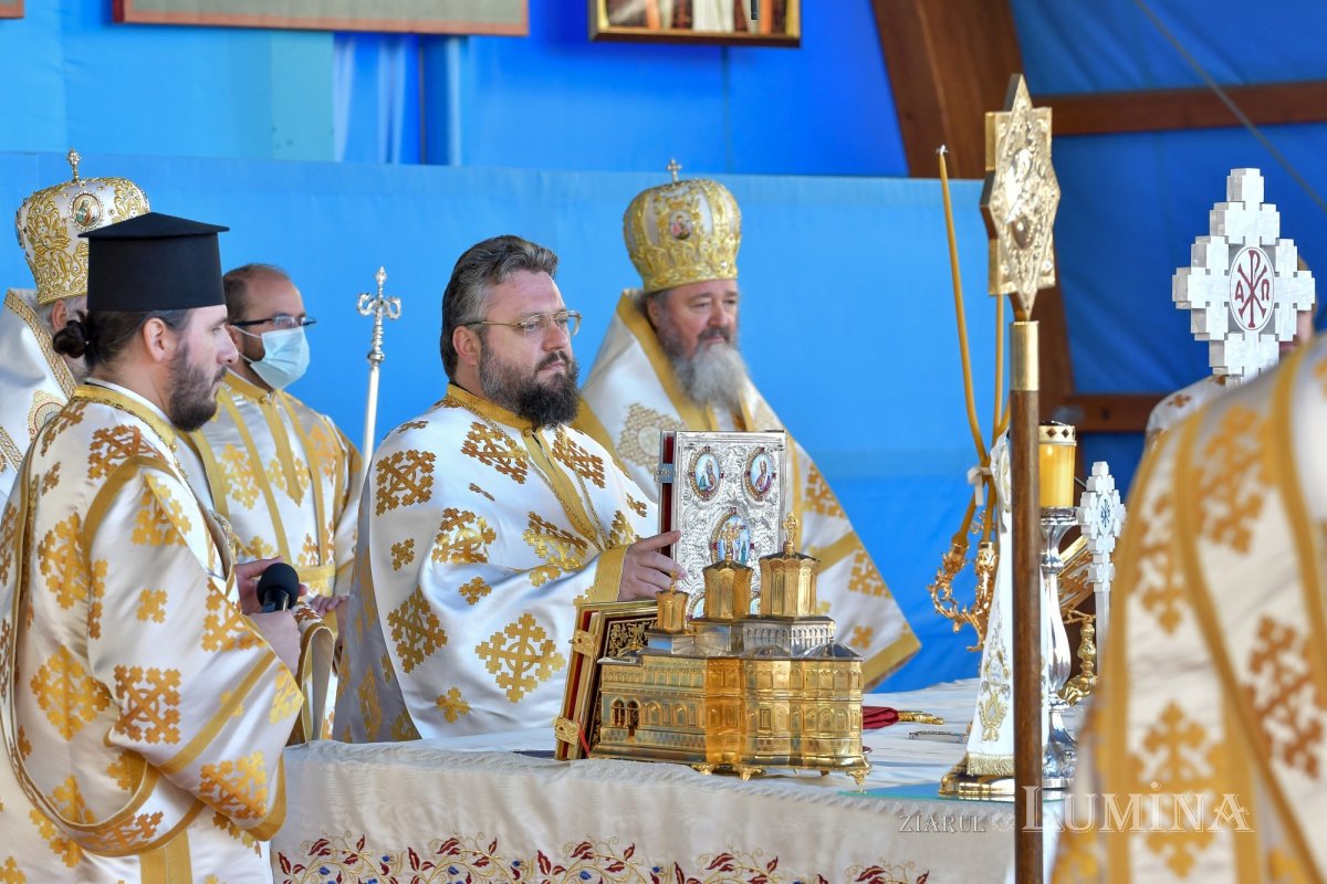 Binecuvântarea sfinților la hramul de toamnă al Catedralei Patriarhale 190888