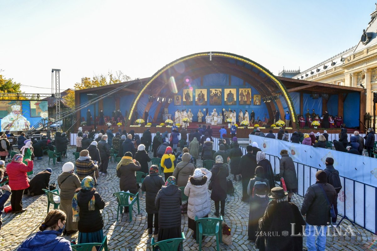 Binecuvântarea sfinților la hramul de toamnă al Catedralei Patriarhale 190889