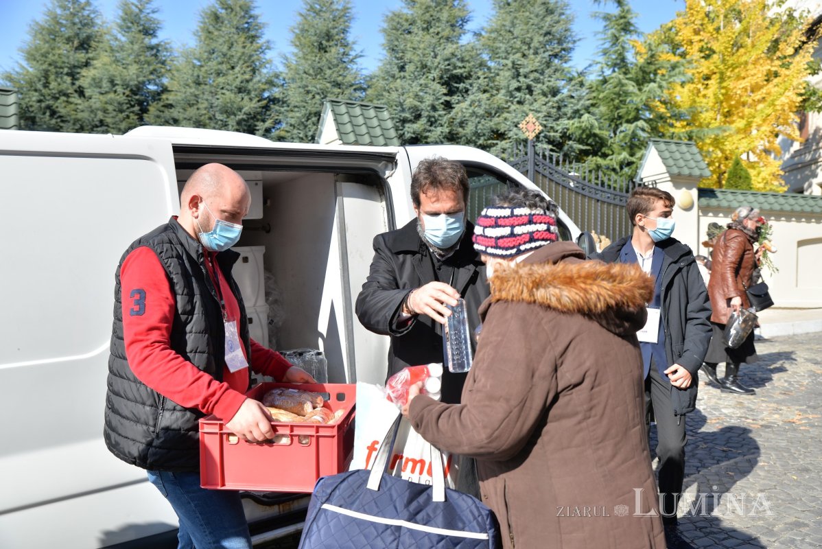 Pachete cu alimente pentru pelerinii prezenți pe Colina Bucuriei 190688