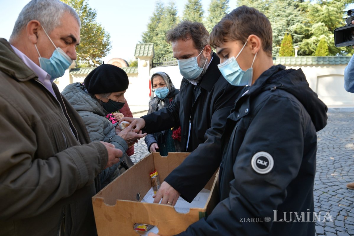 Pachete cu alimente pentru pelerinii prezenți pe Colina Bucuriei 190690