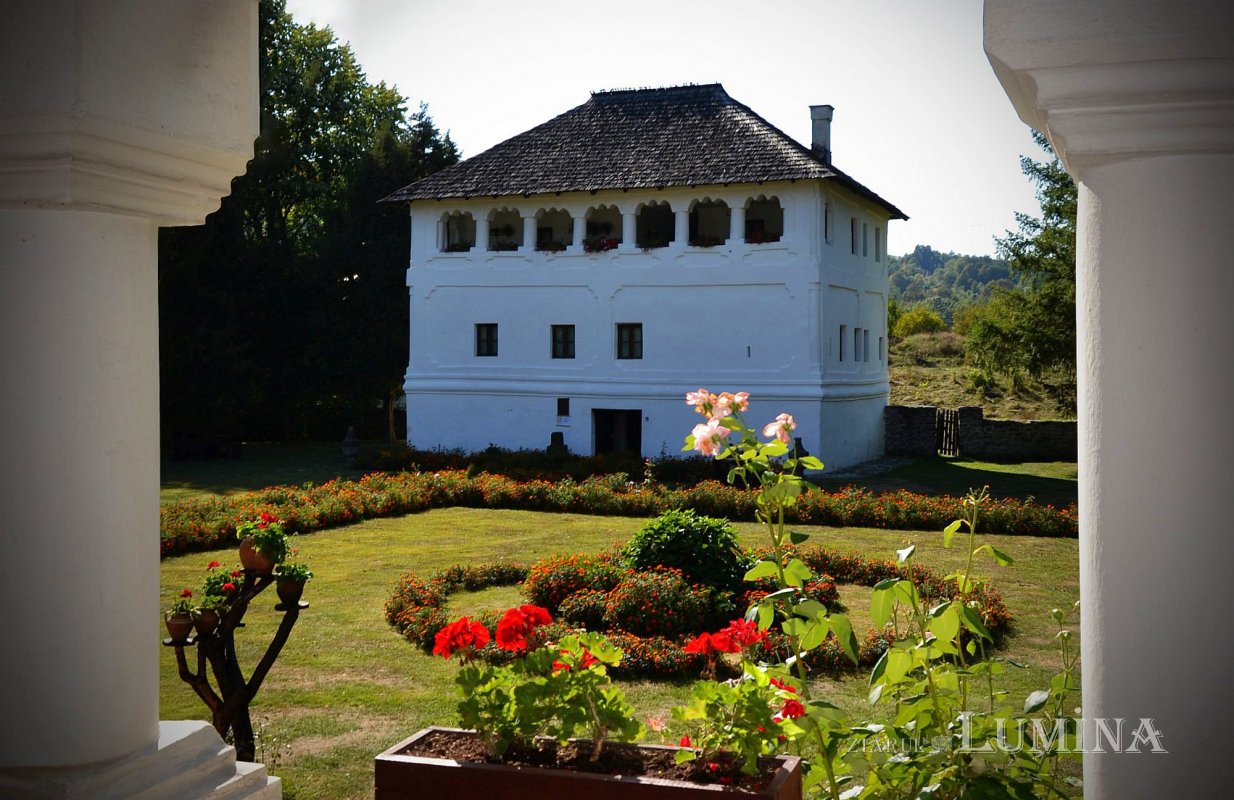 Satul culelor oltenești 191243