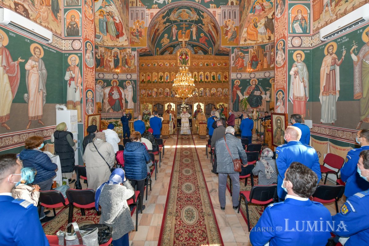 Jandarmii bucureşteni s-au rugat ocrotitorilor cerești 191982
