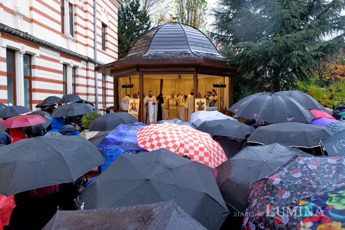 Dragostea credincioșilor români pentru Sfântul Ierarh Nectarie de la Eghina  192124