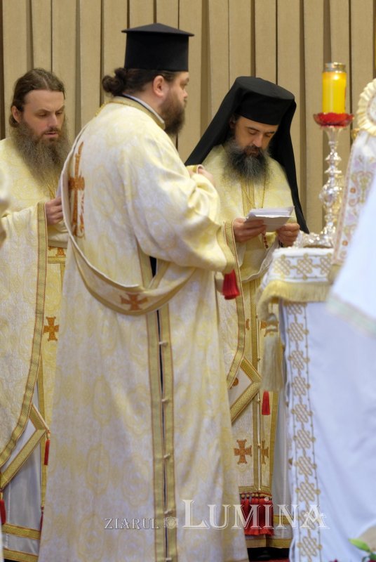 Dragostea credincioșilor români pentru Sfântul Ierarh Nectarie de la Eghina  192133