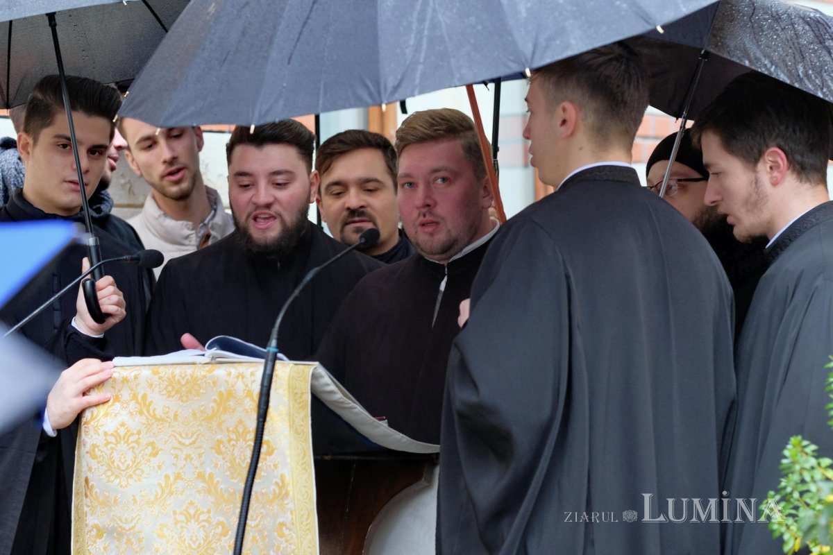 Dragostea credincioșilor români pentru Sfântul Ierarh Nectarie de la Eghina  192136