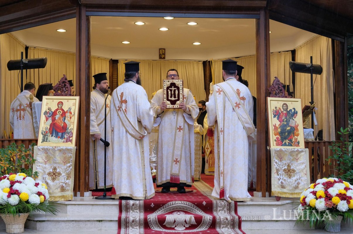 Dragostea credincioșilor români pentru Sfântul Ierarh Nectarie de la Eghina  192137