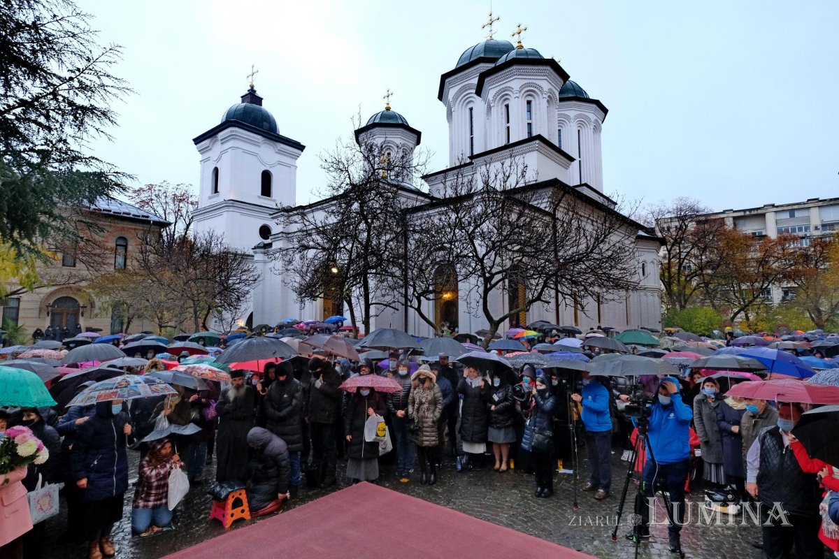 Dragostea credincioșilor români pentru Sfântul Ierarh Nectarie de la Eghina  192139