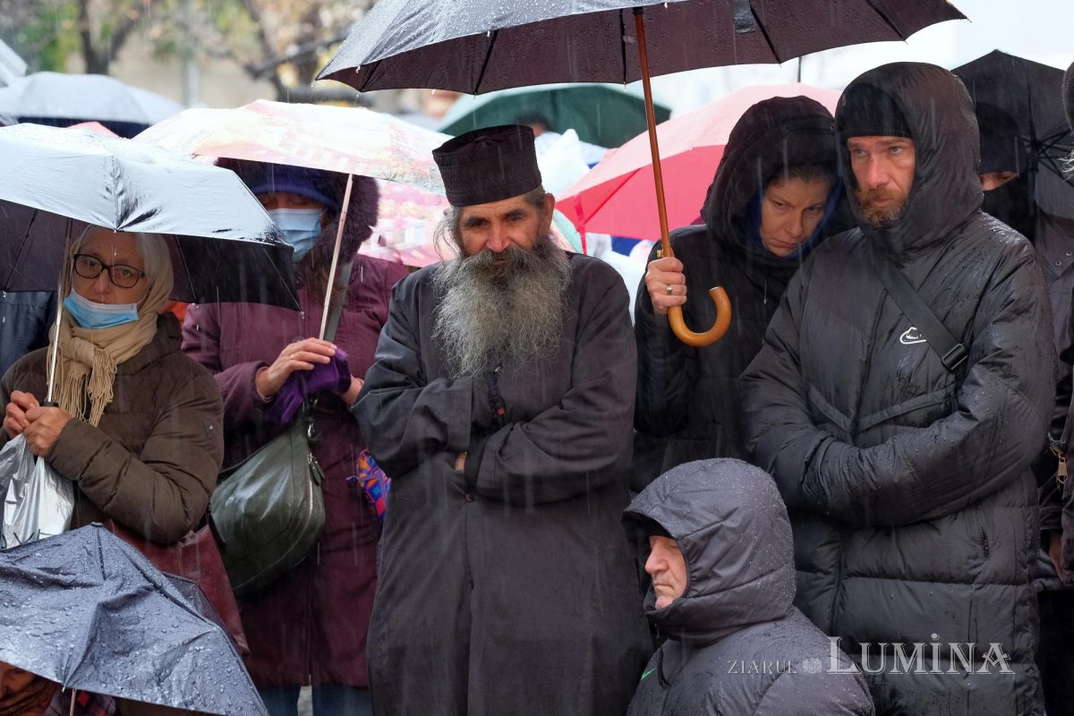 Dragostea credincioșilor români pentru Sfântul Ierarh Nectarie de la Eghina  192140
