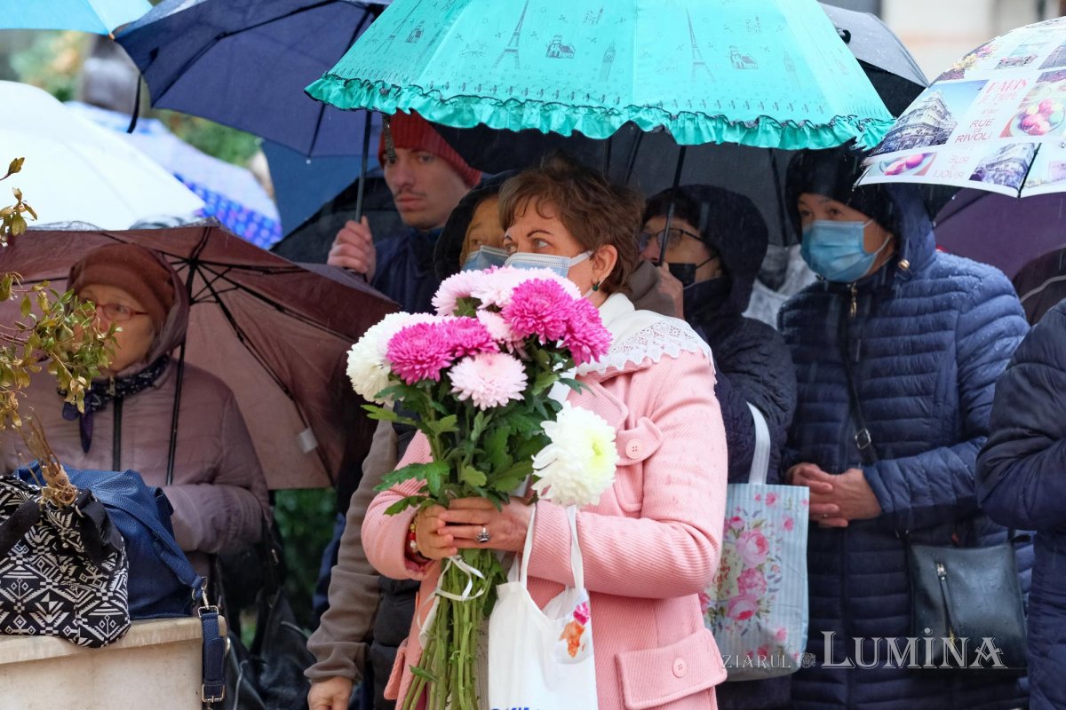 Dragostea credincioșilor români pentru Sfântul Ierarh Nectarie de la Eghina  192142