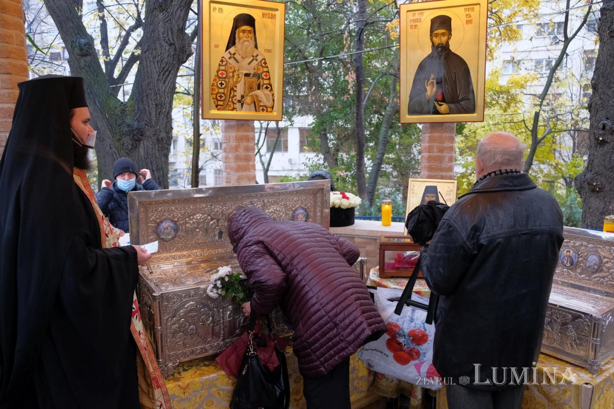 Dragostea credincioșilor români pentru Sfântul Ierarh Nectarie de la Eghina  192143
